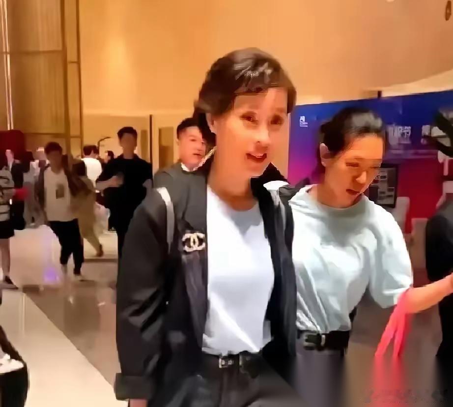 分手即是陌路，永不原谅！ 颁奖典礼后台，陈建斌见到吴越欲示好，吴越面无表情，微微