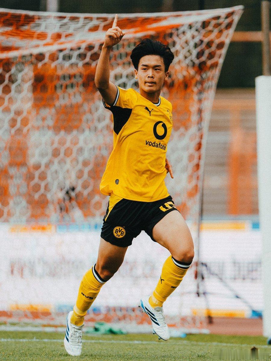 多特蒙德黄黑普鲁士 💛🖤18岁的山本天翔表现出色未来可期对阵RW Oberh