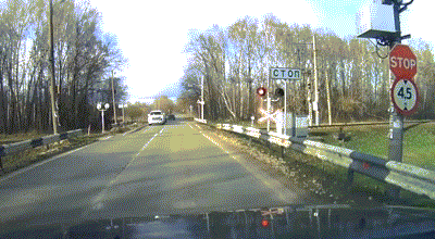 这是有多想不开和火车抢道
