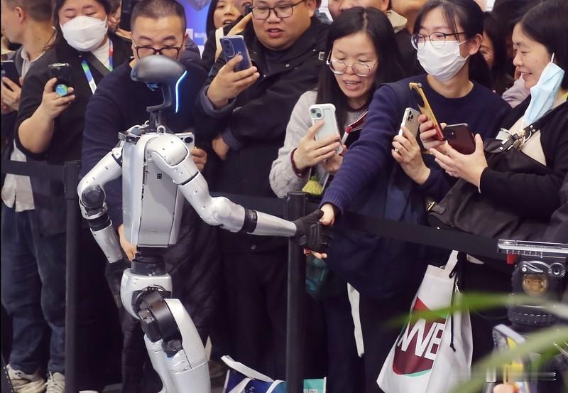 今年春节晚会或是个节点，预示着大公司的前景面临严峻挑战！

AI含量超高，AI从