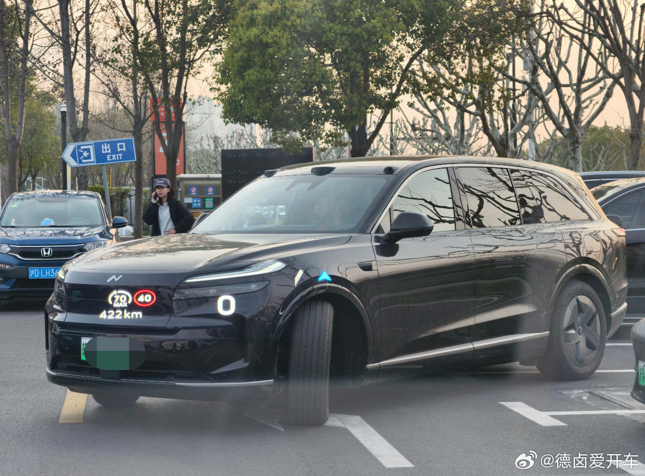 激光雷达版的L90也无伪装了，看起来应该不是车主自己贴的；除了智驾传感器和芯片的