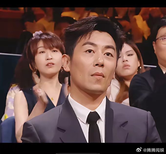 从朱亚文的表情来看，他对自己拿奖确实有点意外，自从当年点评郭麒麟的事情后，朱亚文