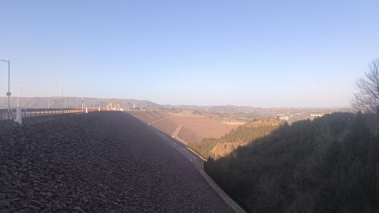 儿子今日在小浪底水库周边执行测绘任务，还给我拍了几张照片。冬日里的小浪底着实挺美