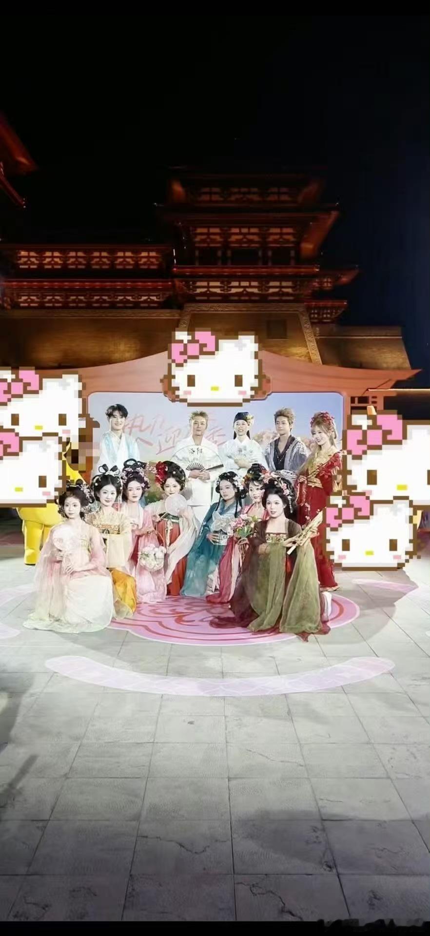 李斯丹妮在洛阳体验簪花 李斯丹妮在洛阳体验簪花了，酷酷的女孩戴上簪花竟然也这么好