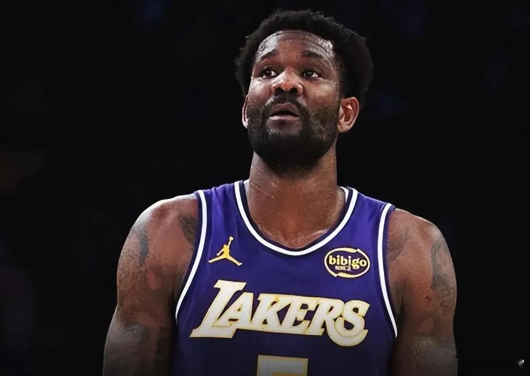 湖人战胜勇士NBA常规赛，湖人119-103大胜勇士，守住西部第4。此役，东契奇