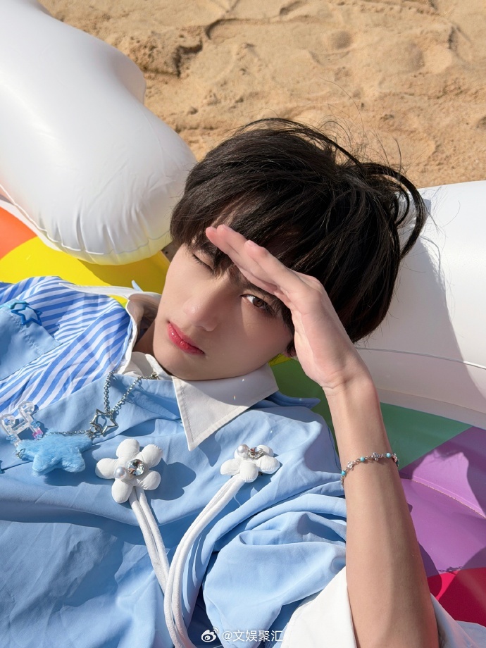 李煜东第一次来海边、李煜东海边玩沙子李煜东第一次来海边，海边玩沙子。被李煜东海边