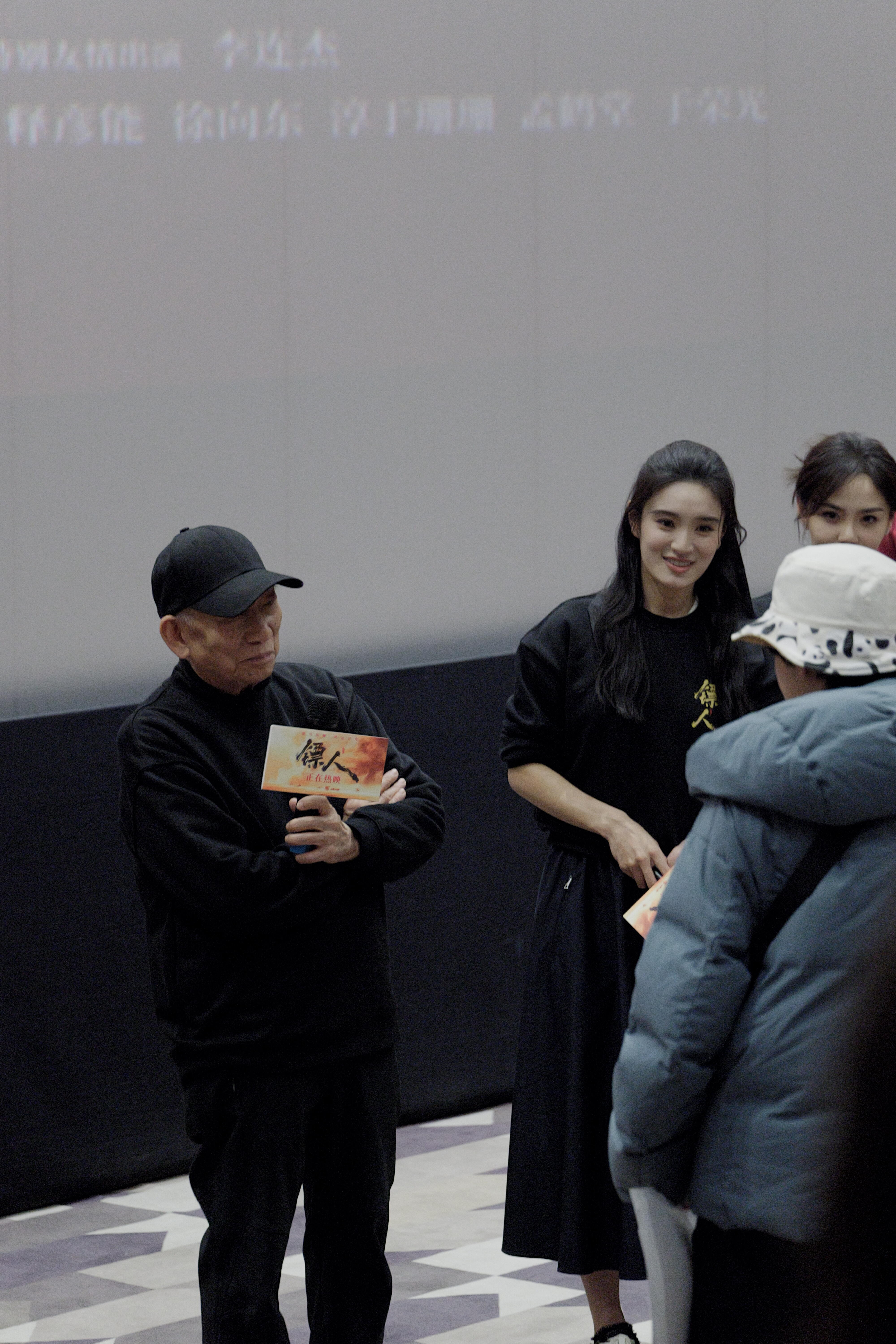 袁和平吴京来了重庆也得拍机车转场吴京袁和平老辈子路演好拼啊八爷确实比我想象中的还