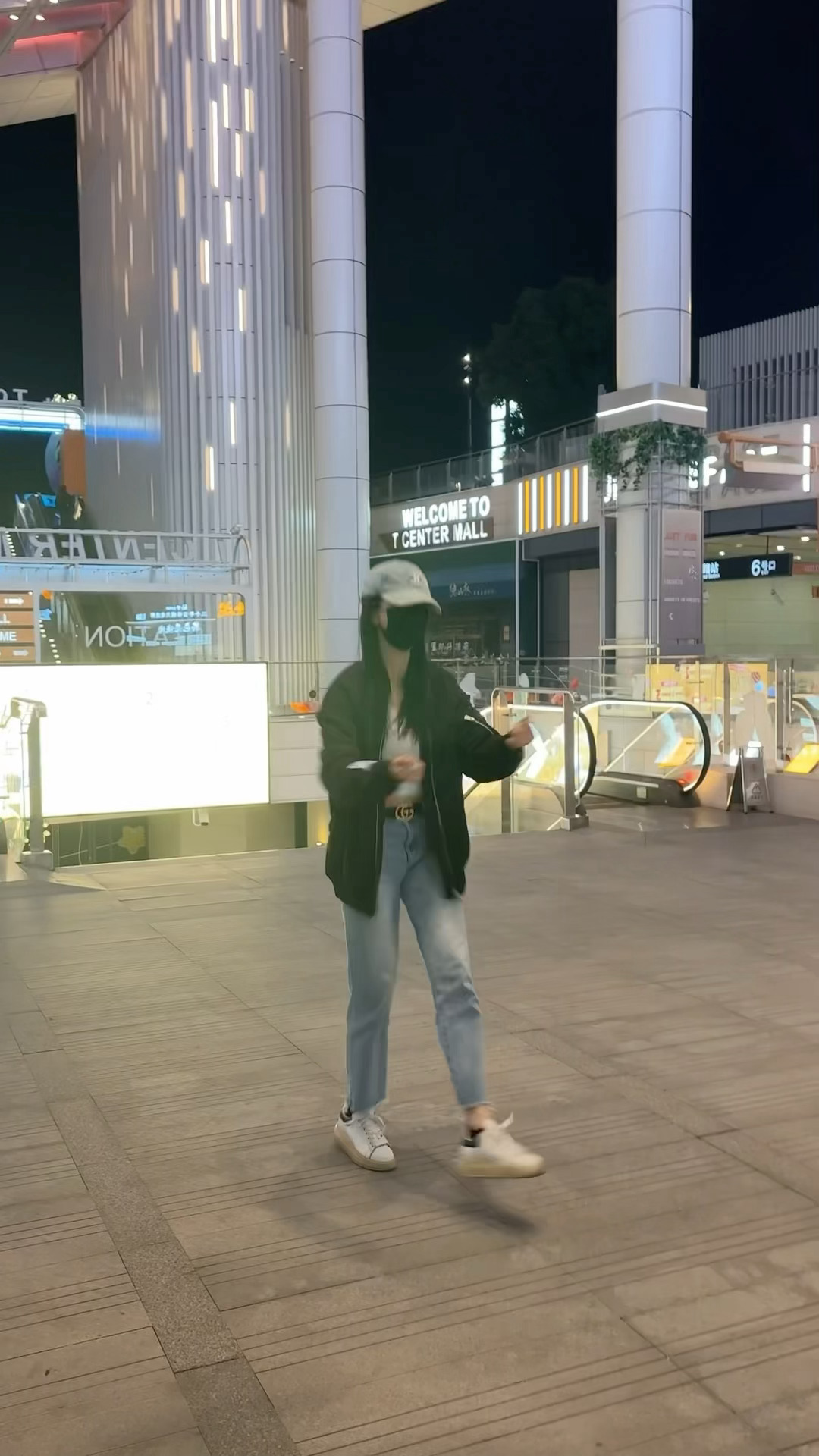 朵姐练库里库里的舞步入魔了，连下楼吃饭的几分钟都不放过，她说她一定要学会另外我还