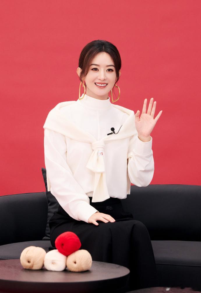 赵丽颖溢出屏幕的生命力 白裙映衬下，她的状态透亮舒展，笑意明媚又坚定～能为每个角