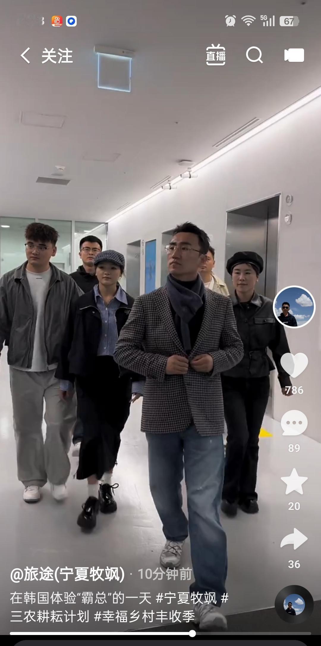网红牧飒又引爆话题！近日她化身“霸总”，搭档高颜值女秘书，短剧氛围感拉满。牧飒的