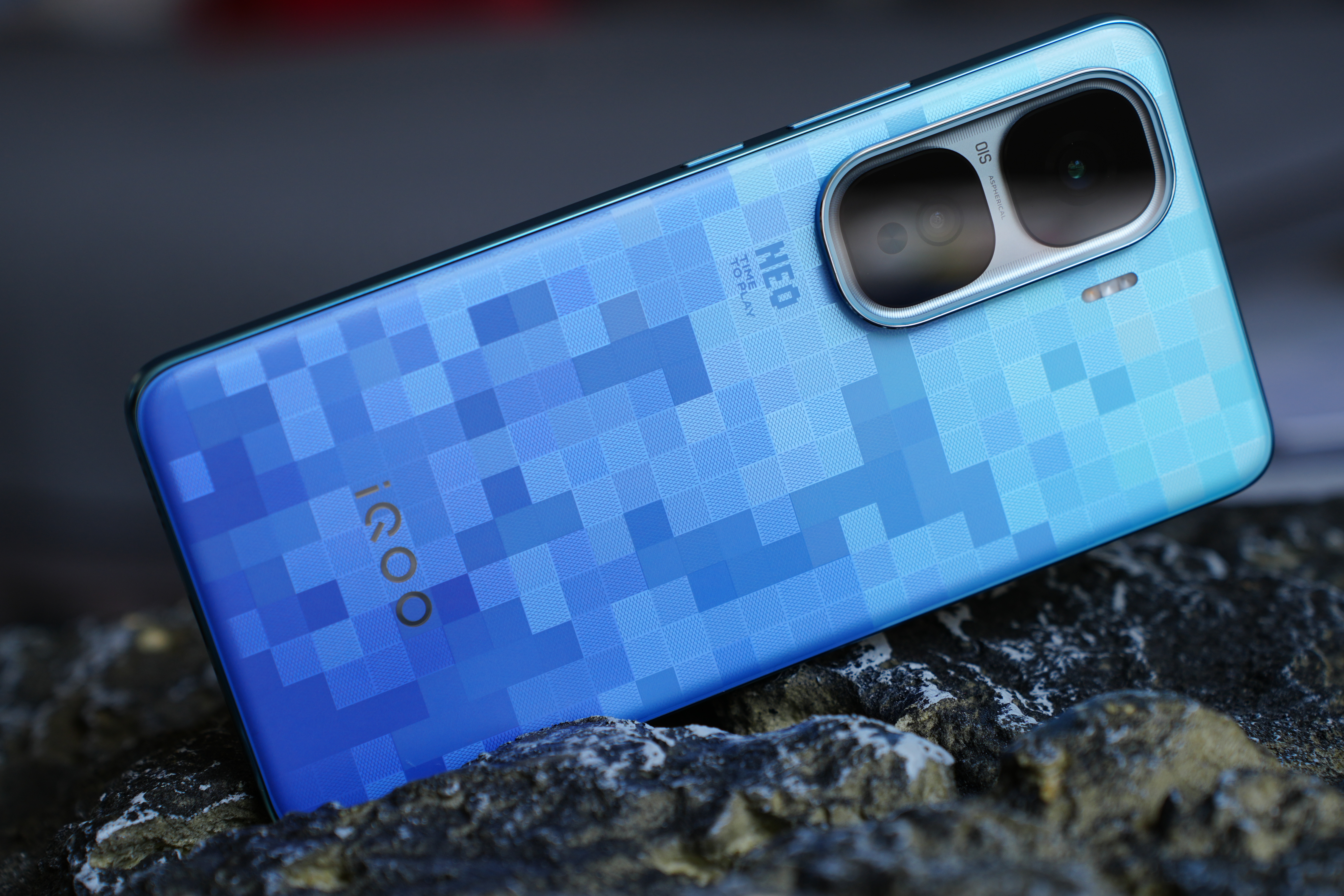 iQOO Neo 10 Pro+，2799元，这个像素风设计辨识度很高。 ​​​