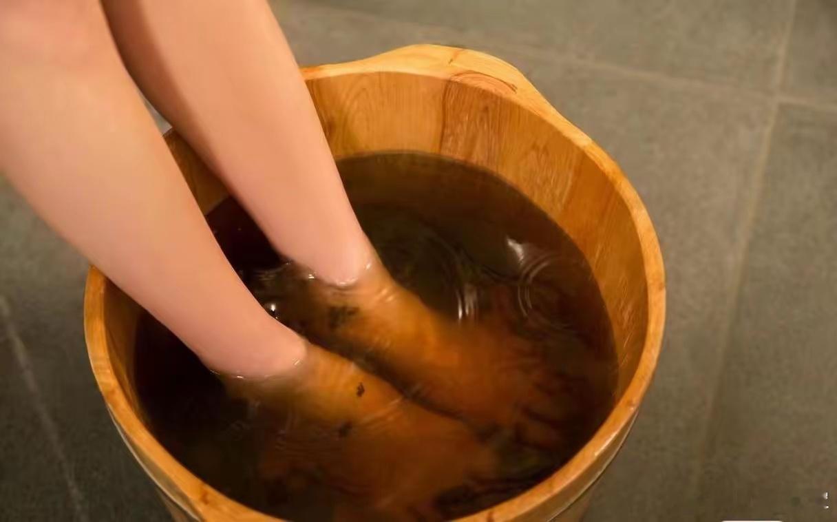 中医认为不同的季节里温水泡脚的好处也是不同的，“春天洗脚，升阳固脱;夏天洗脚，暑