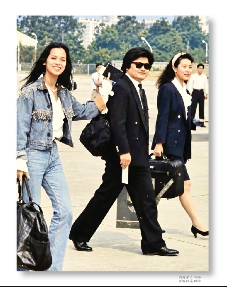 一张九十年代的老照片，瞬间把人拉回那个金曲遍地的年代。
 
画面中间是戴着墨镜气