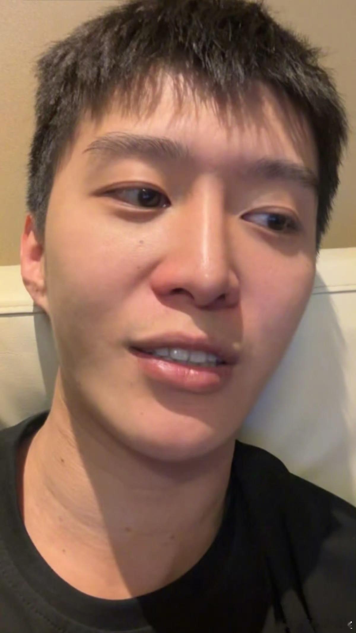 范丞丞直播  直播挺帅的啊！怎么《小巷人家》就像换了一个人，是演技的问题吗 