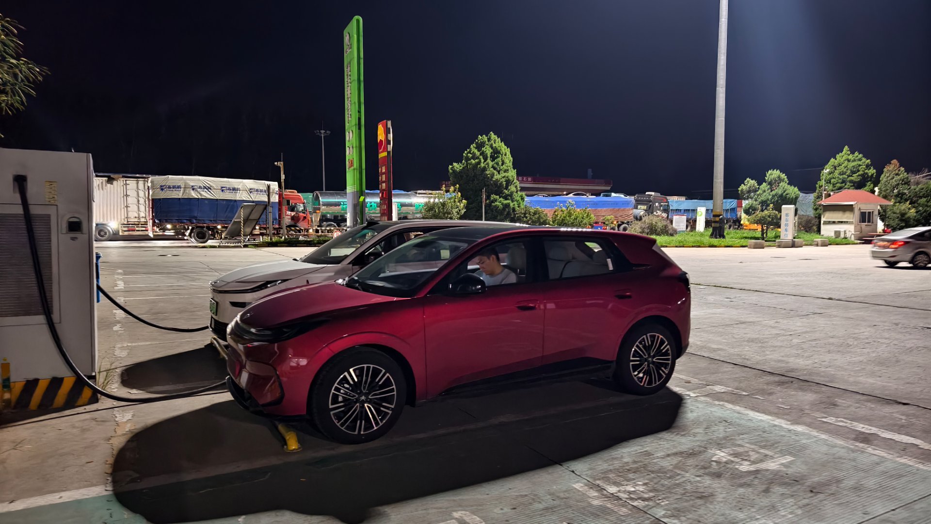 偶遇极狐T1路试车，400平台，充电速度还可以～大v聊车 ​​​