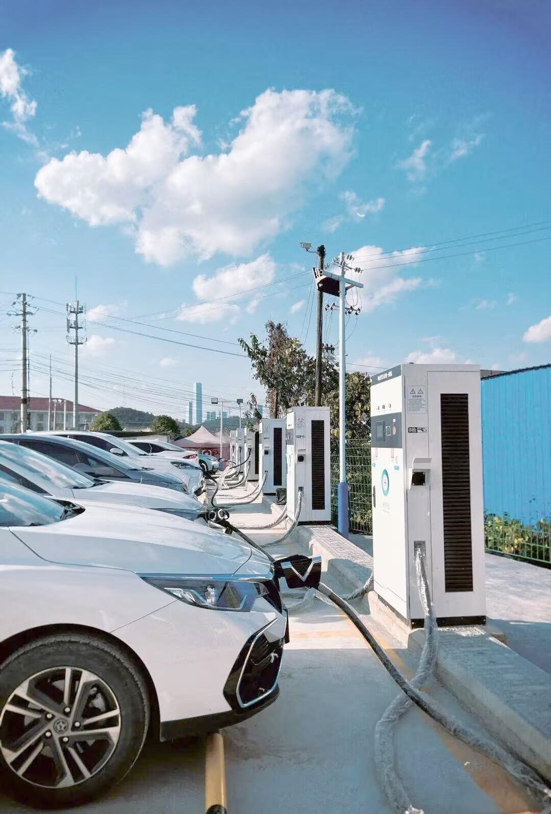 最近刷到油车和电车的费用对比，真是把现实扒得明明白白

油车1年油费：10000