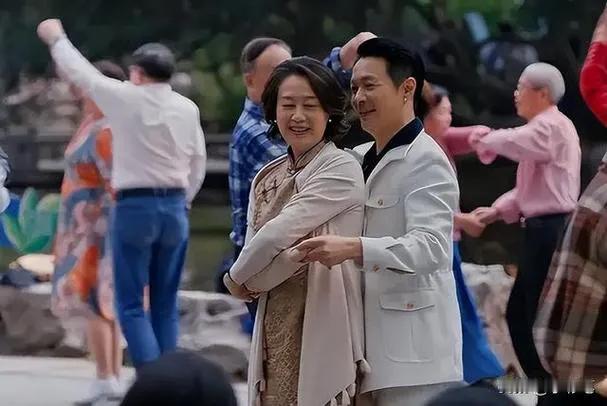 《蛮好的人生》中有两对忘年恋，一对是相差20岁的孙洁的妈妈(吴玉芳饰)和阿东的恋