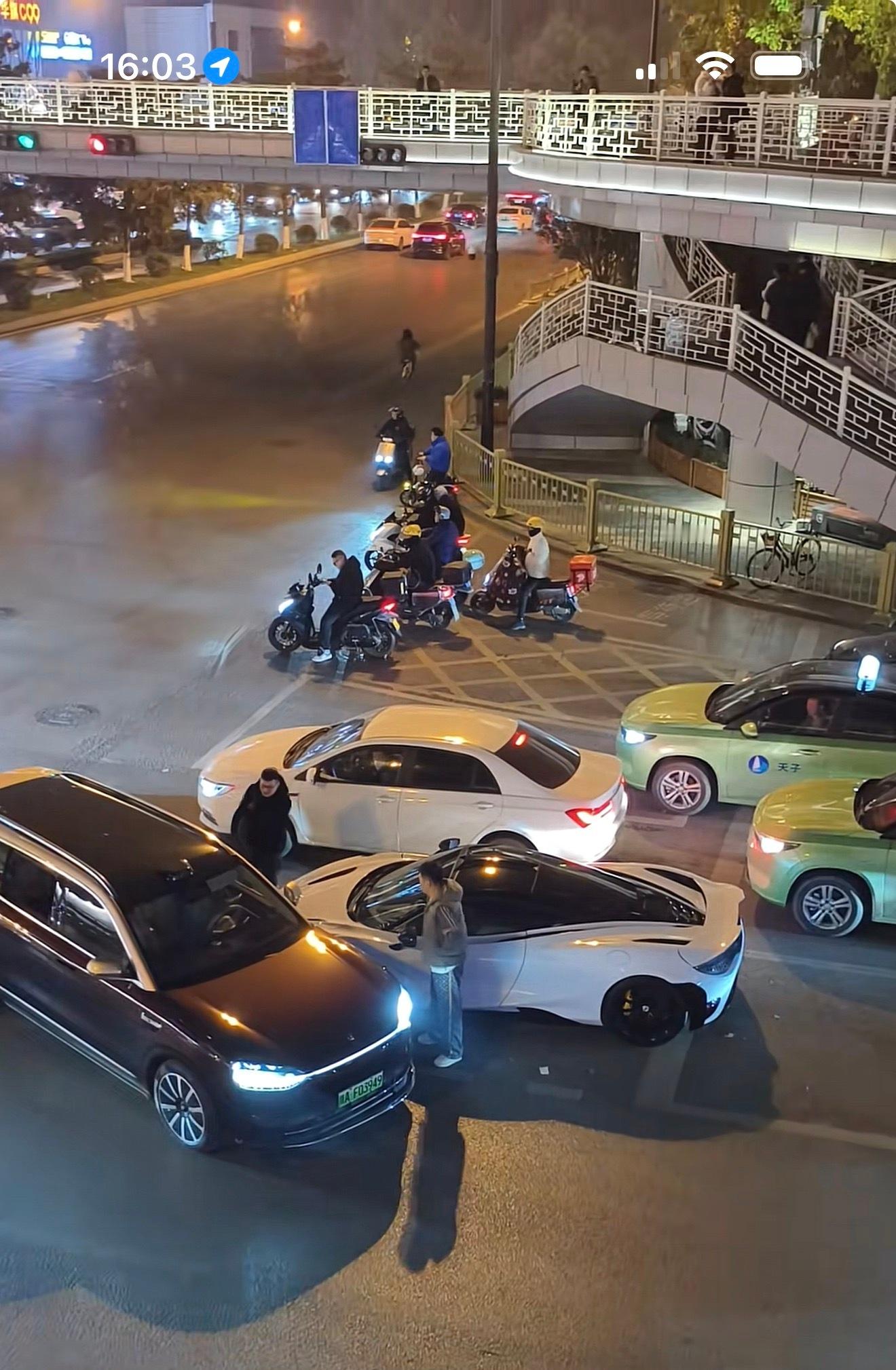 西安一个车祸，问界 M9 和迈凯轮 720S 撞了，看评论区这台迈凯轮是租的。 