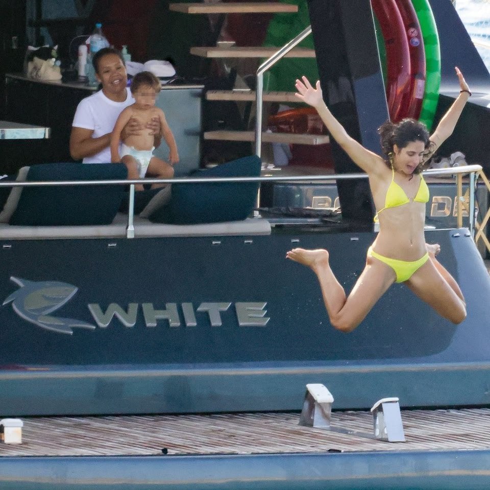 印象中好像是第一次看到梅花跳水的照片，果真都是热爱大海的一家人，小豆子也一样[抱