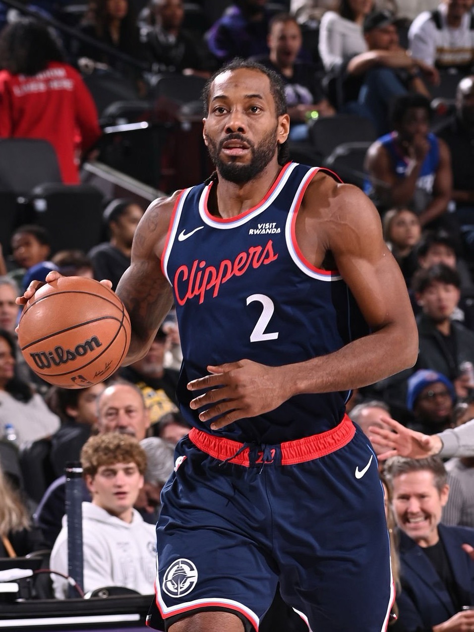 伦纳德明天对阵湖人升级为出战成疑⤴️（左膝挫伤）伦纳德因伤缺席了过去三场比赛湖人