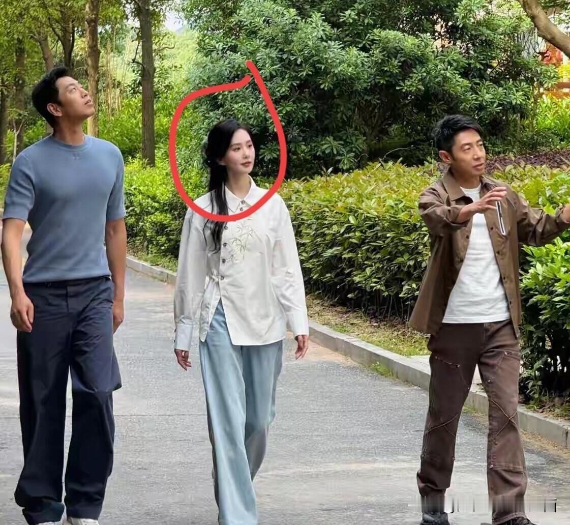 原来她在现实中这么美，为什么现在我才发现呢？她的脸巨小，像巴掌大小，这种比较上镜