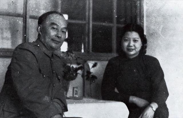1915年，19岁的胡宗南和妻子梅秀堂结婚，并在婚礼上表示：“今生只爱你一人！”