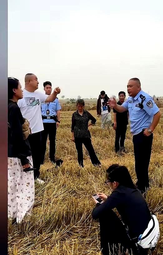 连阴雨一来，大家都挺难，真正让人无语的，是有些人把心思动歪了。
襄阳这位大妈家里