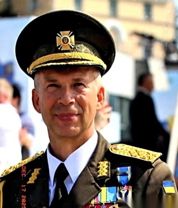 一个女人，踩着高跟鞋，冲上了讲台。
她不是来演讲的，是来砸场子的。乌克兰的议会大