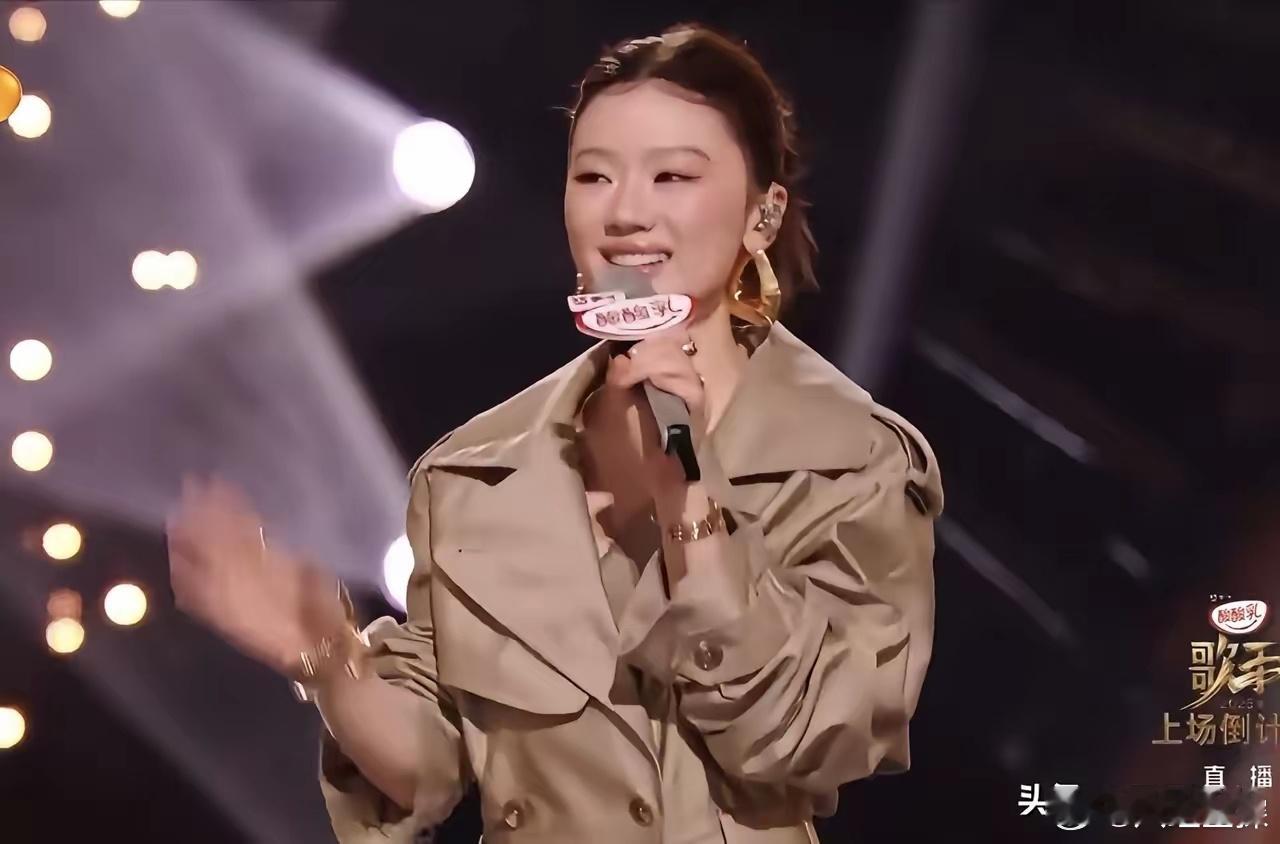 终于知道大家为什么不喜欢单依纯了不是因为她和常石磊不清不楚的关系，也不是她次次都