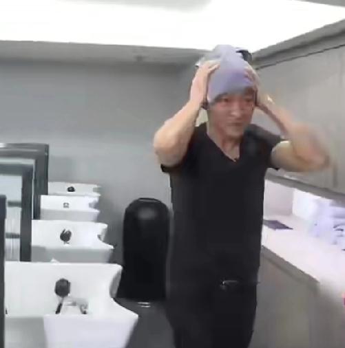 刘德华去理发店剪头，自己洗头，自己理发，全程都没有让理发师帮忙，陈鲁豫看了对他赞
