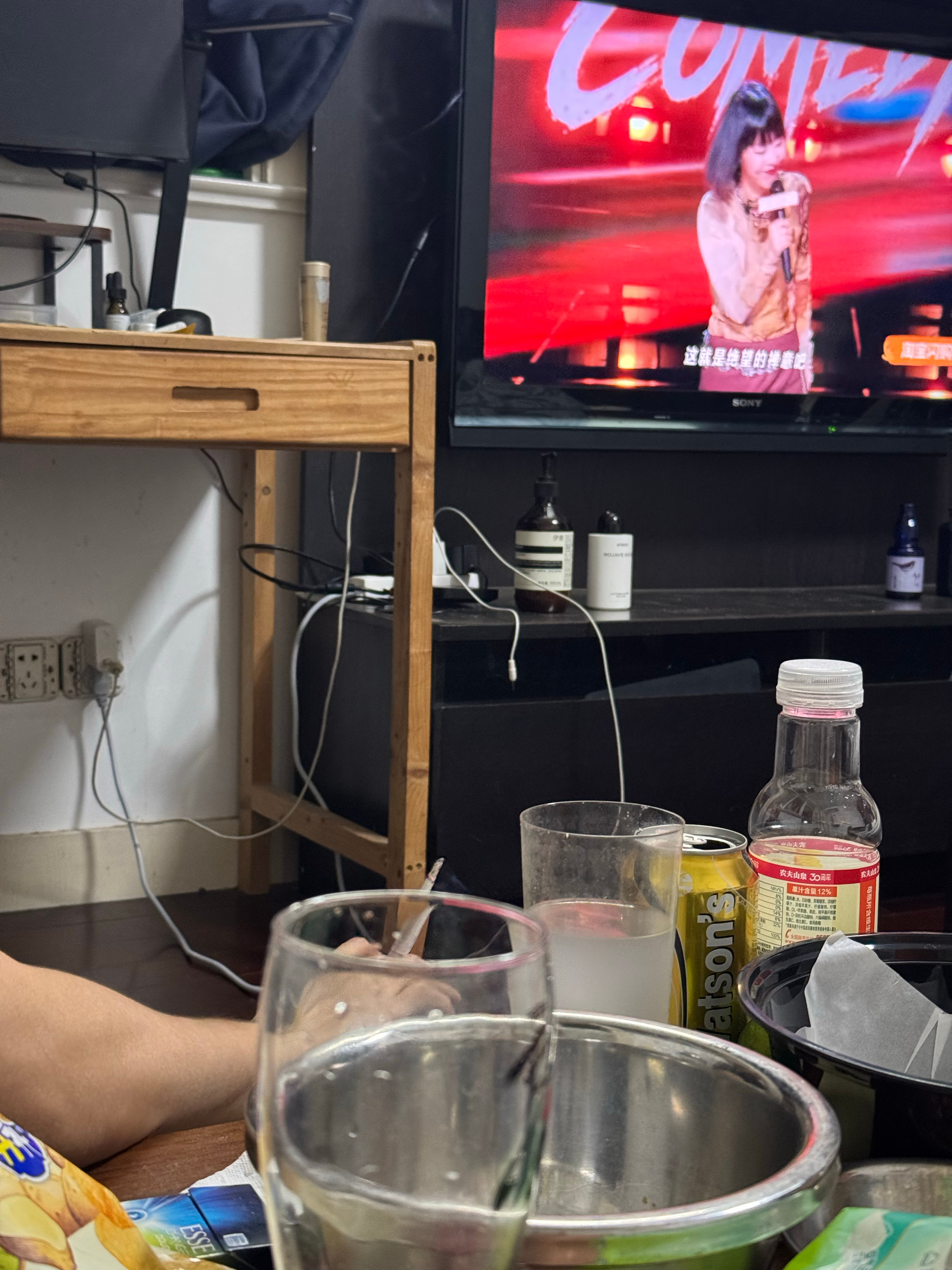 怎么上班也能遇见这么爱喝的几个人，还住的这么近，拎着榴莲我就出门了 