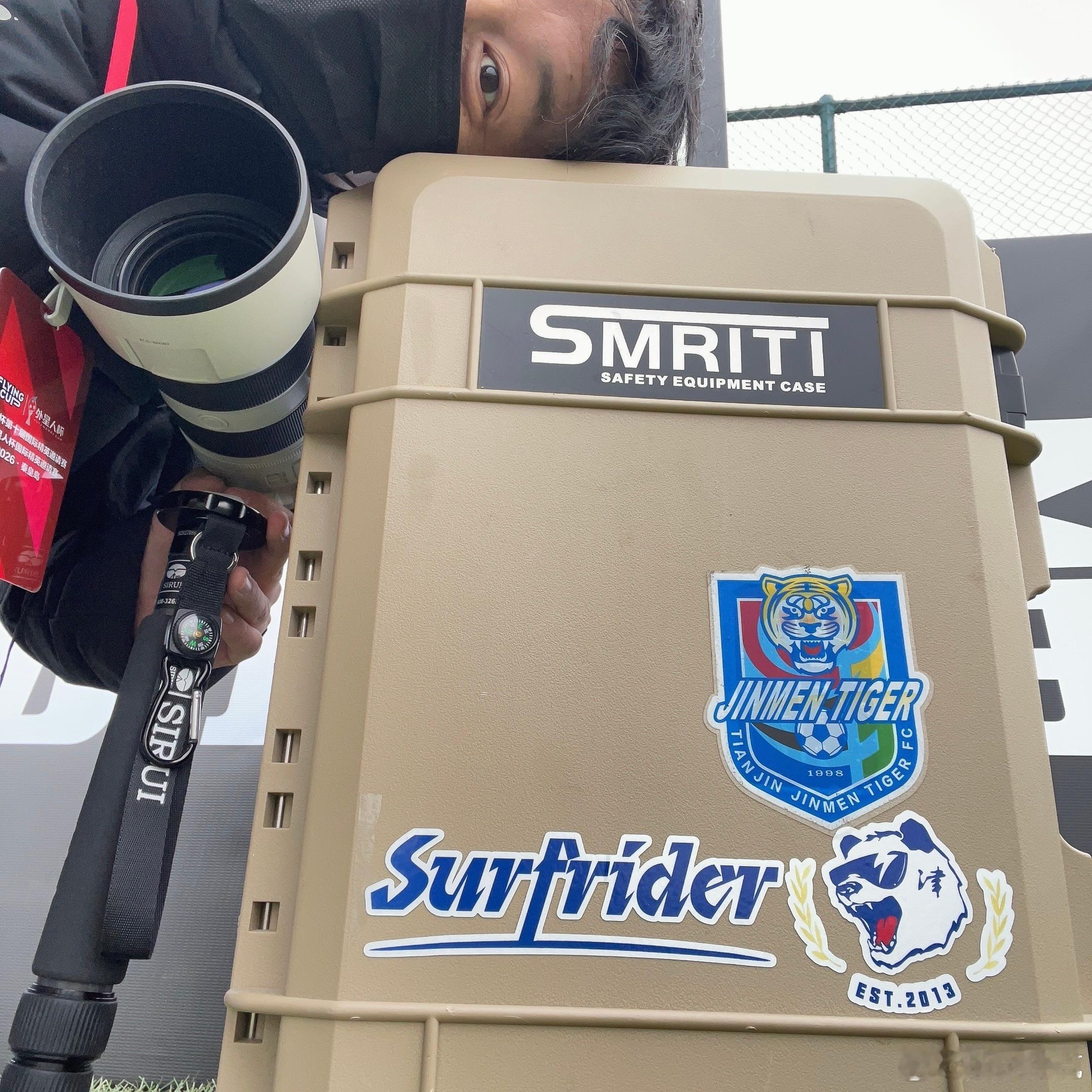 一上午哇，太冷啦跟我的箱子，合个影吧 