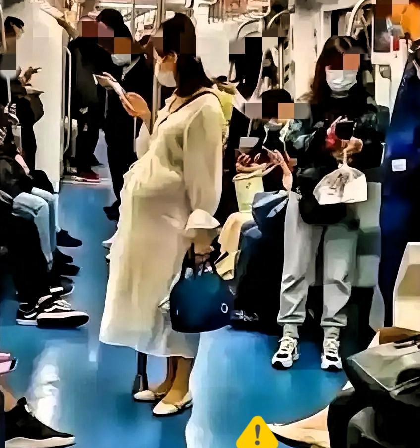 上海地铁9号线这一幕，真的戳中了无数人心里的柔软与无奈。早高峰车厢拥挤不堪，一位