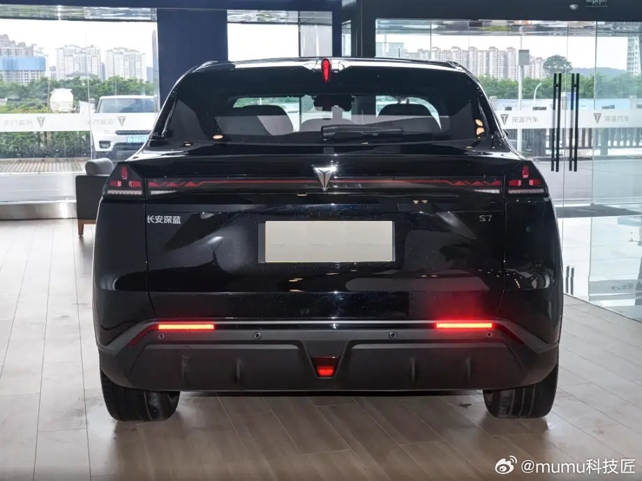 深蓝S7增程版，年轻运动中型SUV。溜背无框车门设计，外观年轻化，纯电续航200
