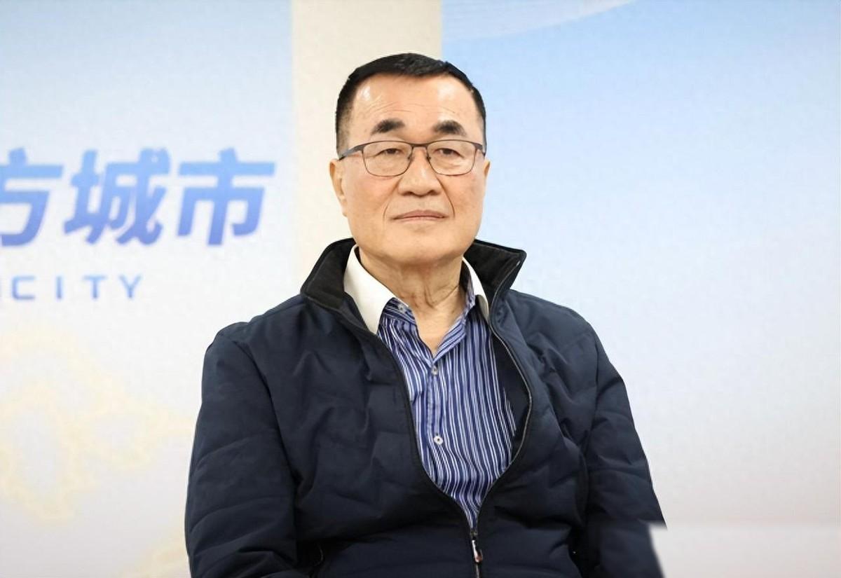 新北选战炸了锅。李四川原本稳稳领先，结果民调一出，支持率29%。苏巧慧反超了两个