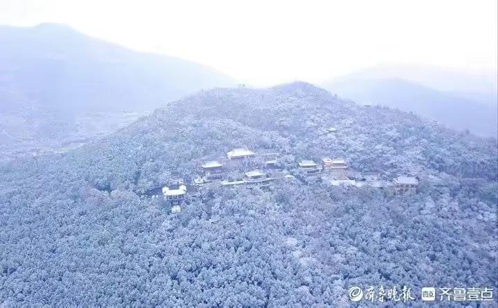 济南下雪了，马路上却没有裸奔。


还记得有预报下雪的时候，那时候气温最高30度