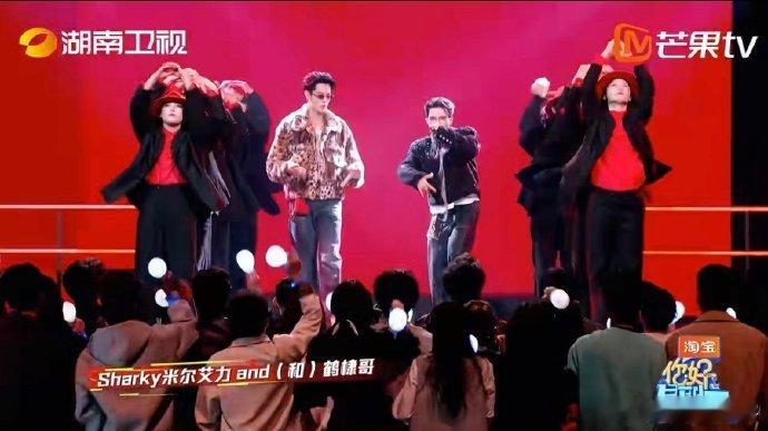  王鹤棣王鹤棣SHarK合作洗牌你好星期六 王鹤棣舞台范儿超足！台风这块从没输过