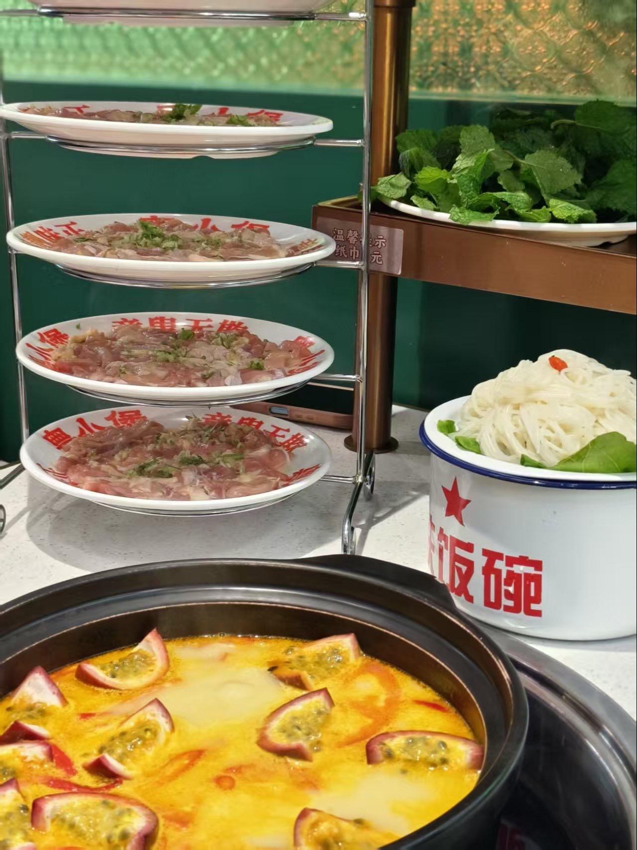 一锅百香果 汤底酸酸的很开胃
配上鸡肉和牛肉确实很鲜美
当然 配上薄荷叶！清清爽