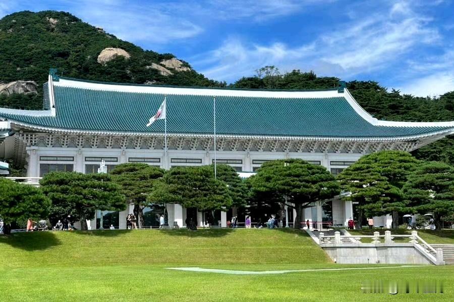 韩国总统室宣布将结束龙山时代，在圣诞节前后迁回传统总统府青瓦台。目前青瓦台的整修