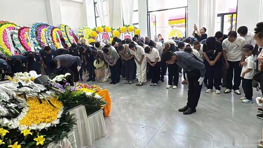 4月22日14：30，云南省德宏州瑞丽市殡仪服务中心，在香格里拉哈巴雪山搜救失联