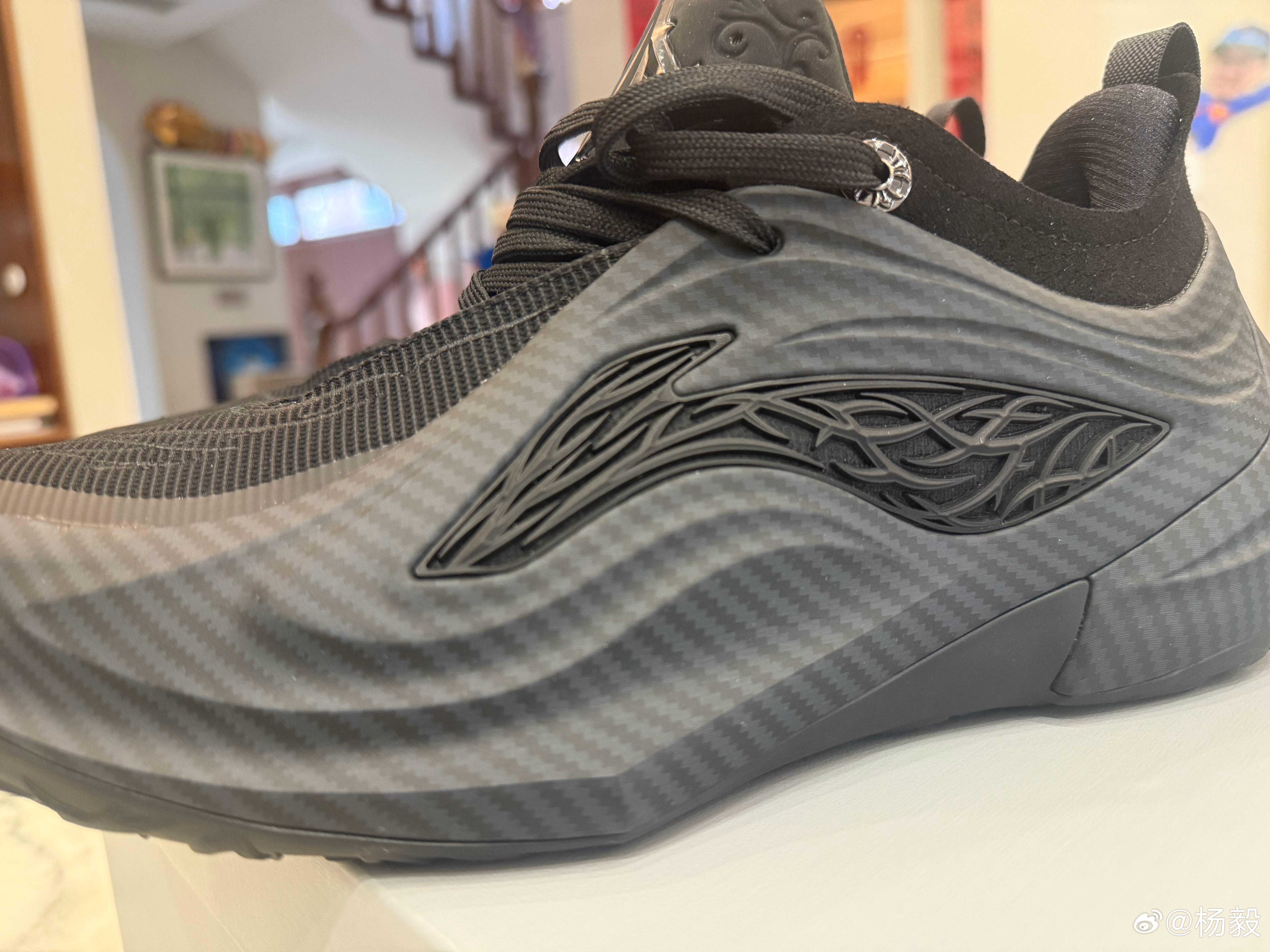 我现在最喜欢自己穿的就是巴特勒的鞋。上面这双黑的是巴特勒的4，不光巴特勒，库里最