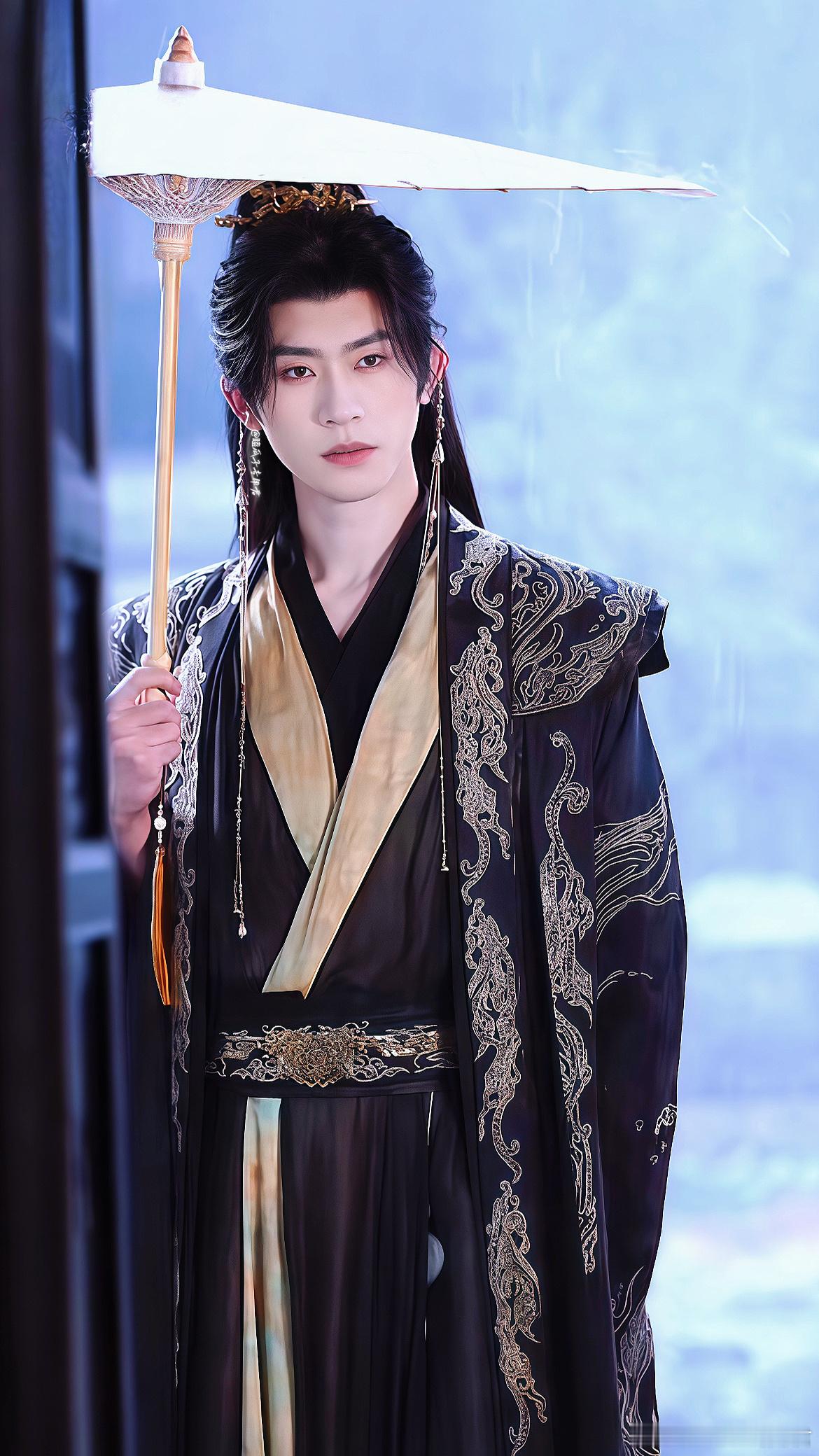 沉思首部古装《皇后千秋》造型。 