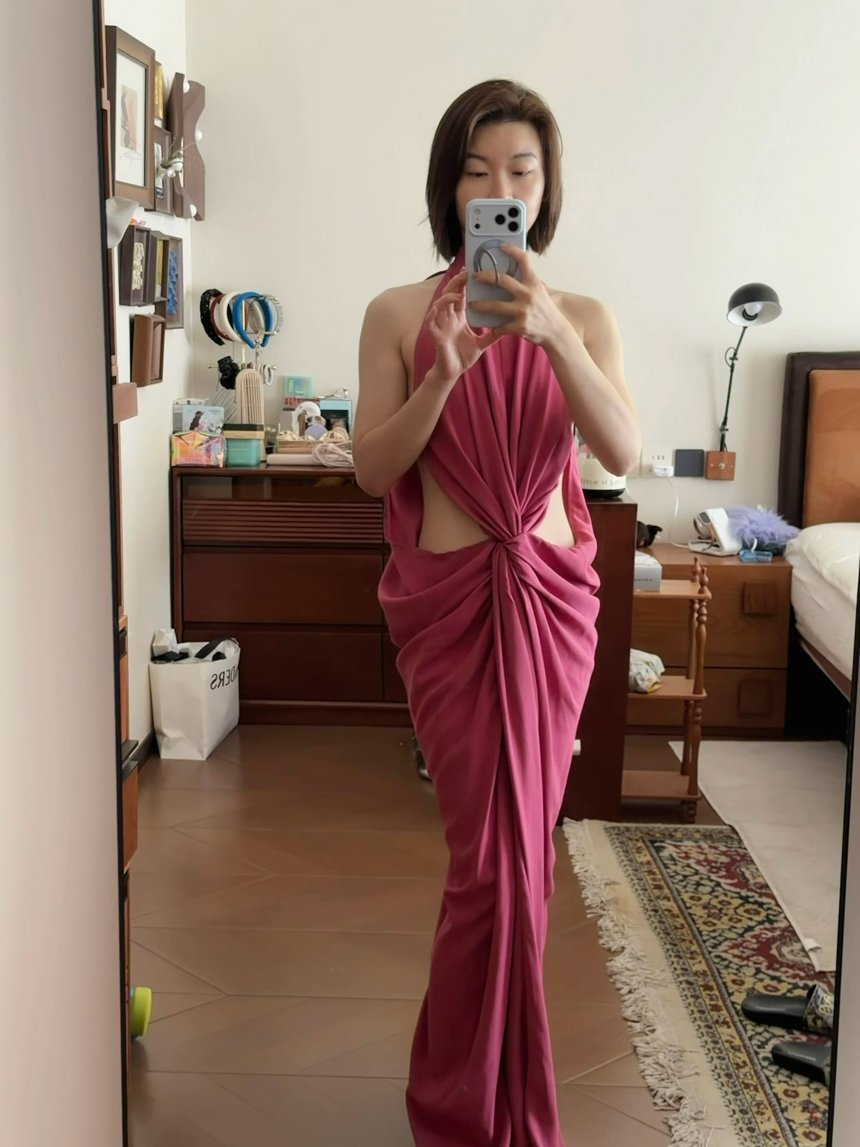 拍摄前试衣服，我晃悠到可爸面前～他说：喔唷，你好像一只蛹啊！我刚想翻他白眼🙄，