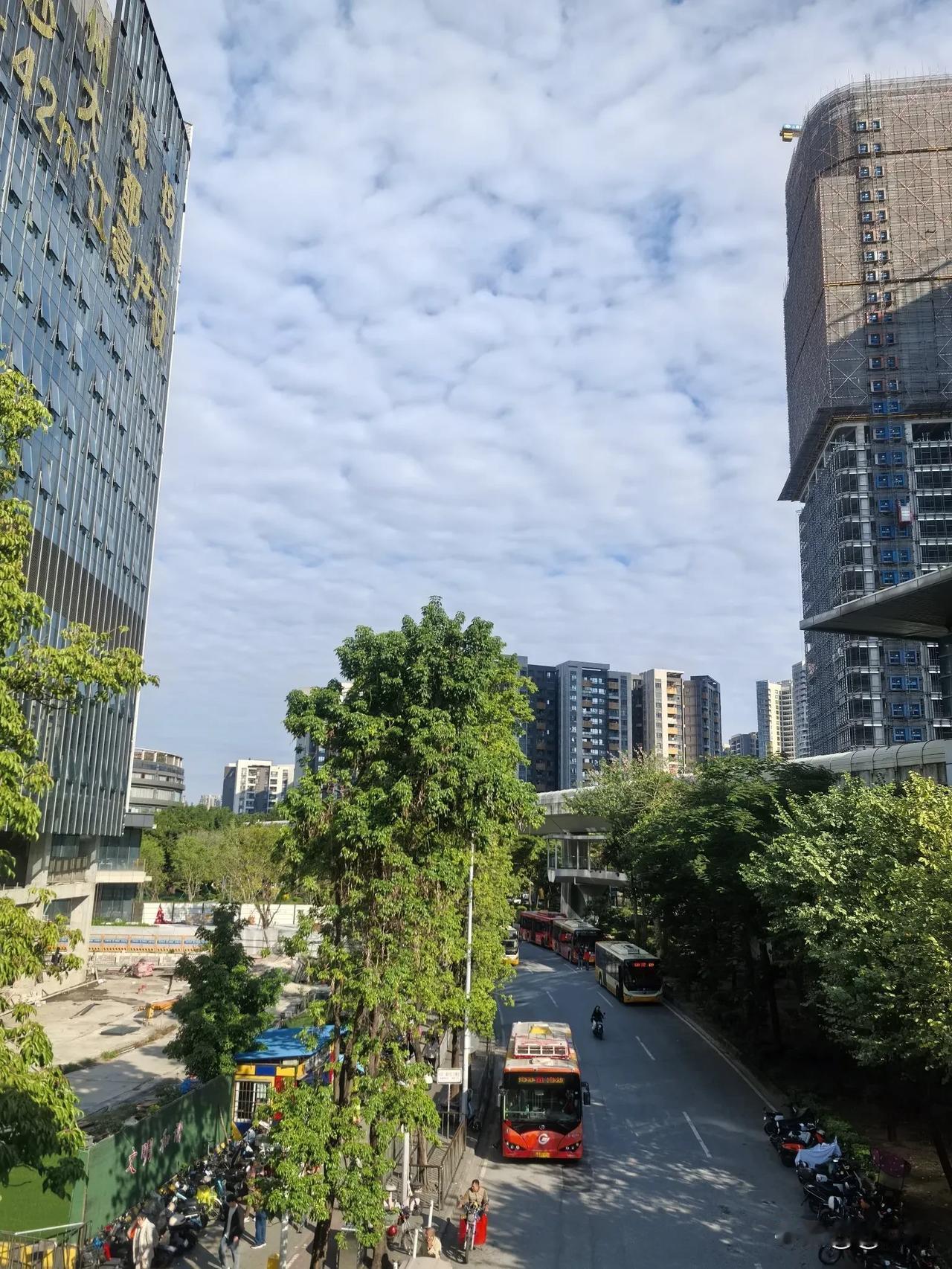 【辣如人生】辣是痛觉，大家却痛并快乐地吃辣。
 
生活也这样，会有艰难像辣在刺激