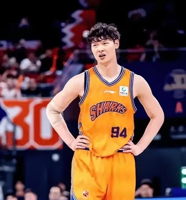 上海队靠着20连胜冲到现在，看着挺猛，但上一场一分险胜广东的比赛里，其实已经露出