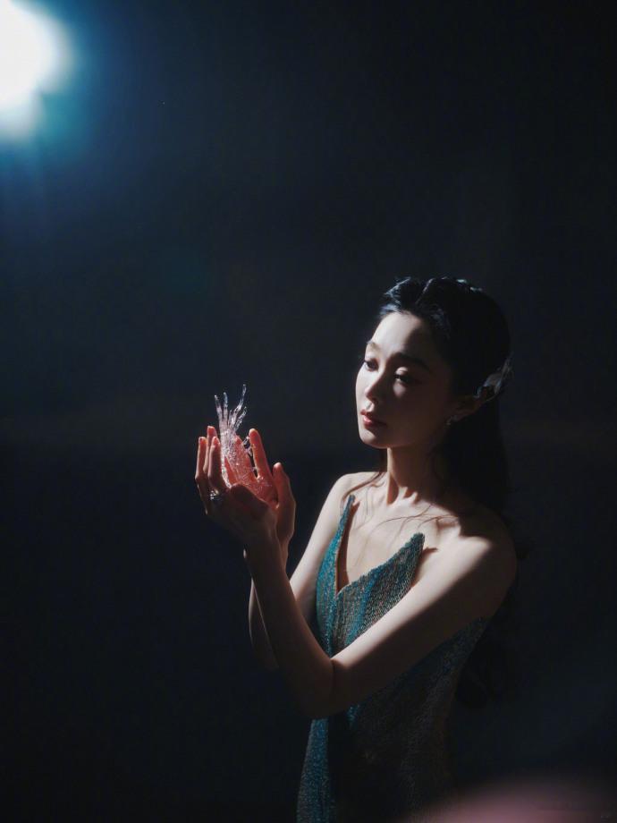 宋轶裙摆叠了几万层每次转身裙摆都会漾开不同的弧度吧！这么多层薄纱保证了裙型的饱满