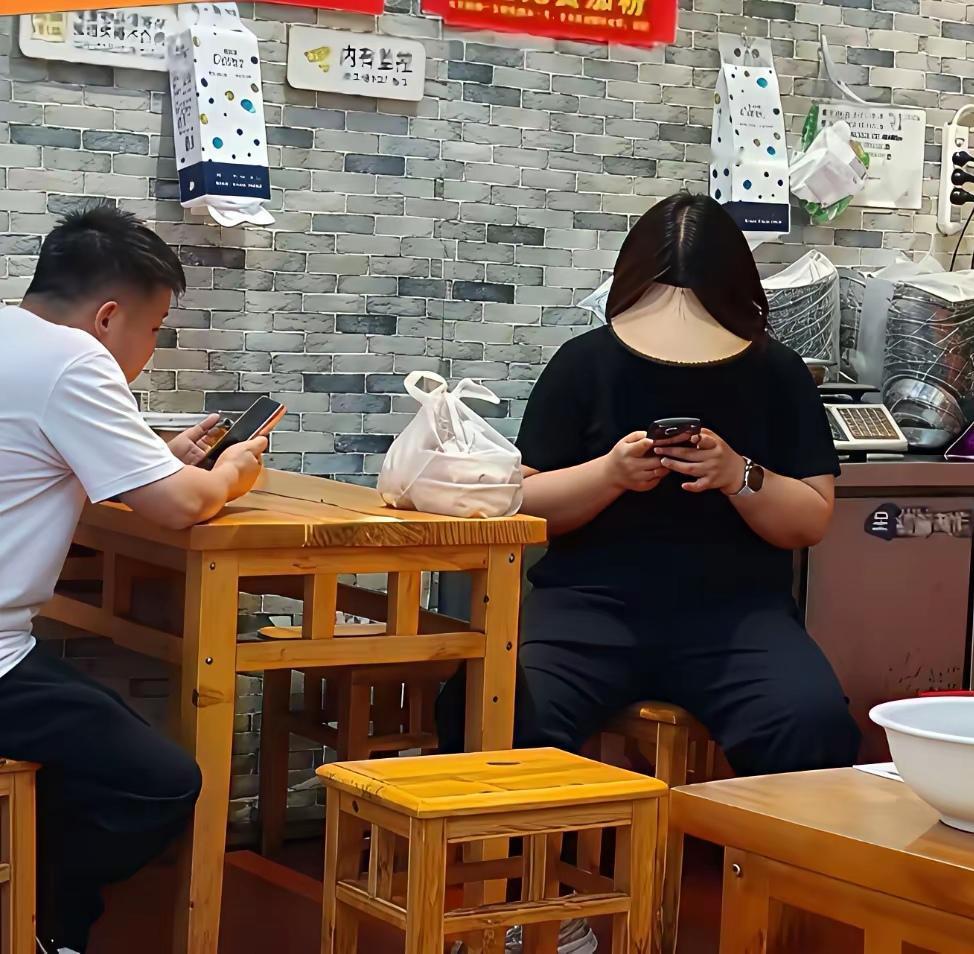 唉呀妈呀，女人头向后转，反手看手机？让人懵圈了？

某地饭店，突然看见一女子正对