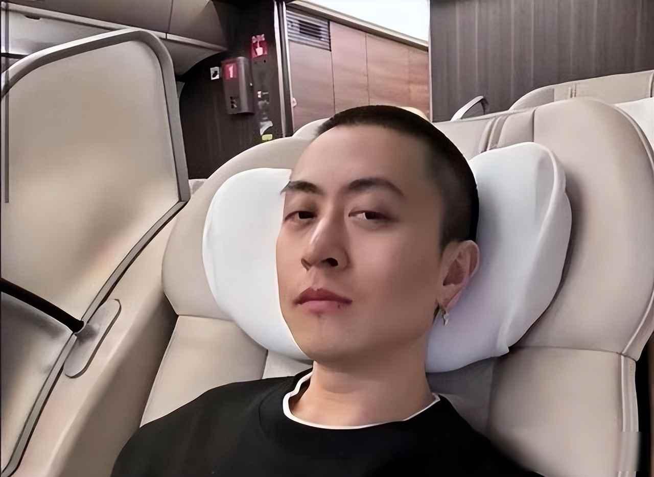 坐3.6亿飞机，戴1000万名表，拿5000万炒股的秦奋究竟什么背景。
 
秦奋