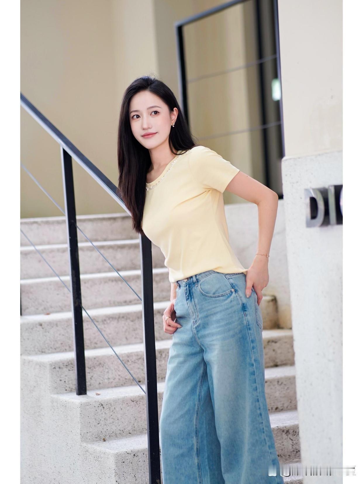 夏日清新穿搭，黄色T恤+牛仔阔腿裤，轻松自在！🌞👗👖👟