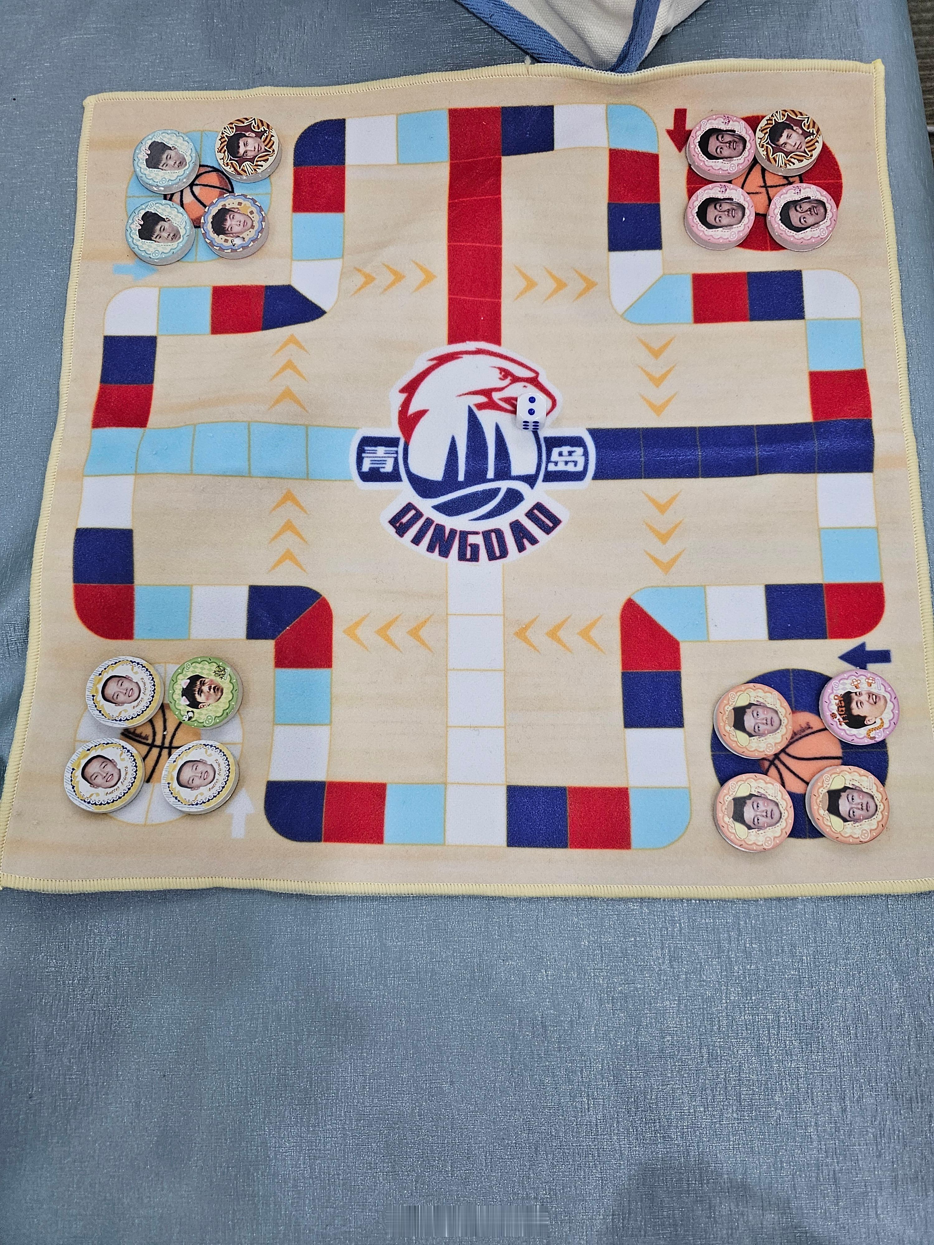 看看我们青岛球迷自制的俱乐部周边产品啥叫球迷文化，啥叫球队影响力，这就是最鲜活的